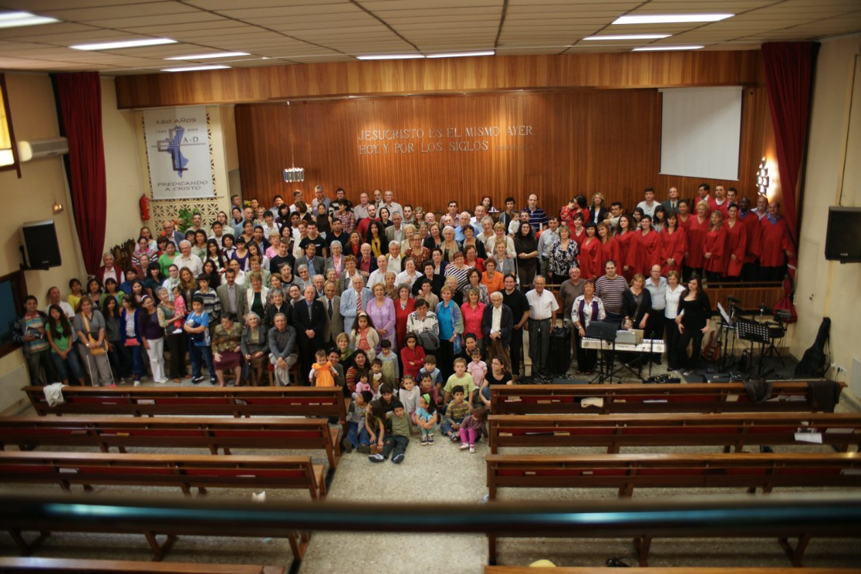 Fotografía de la congregación reunida en el templo en 2008