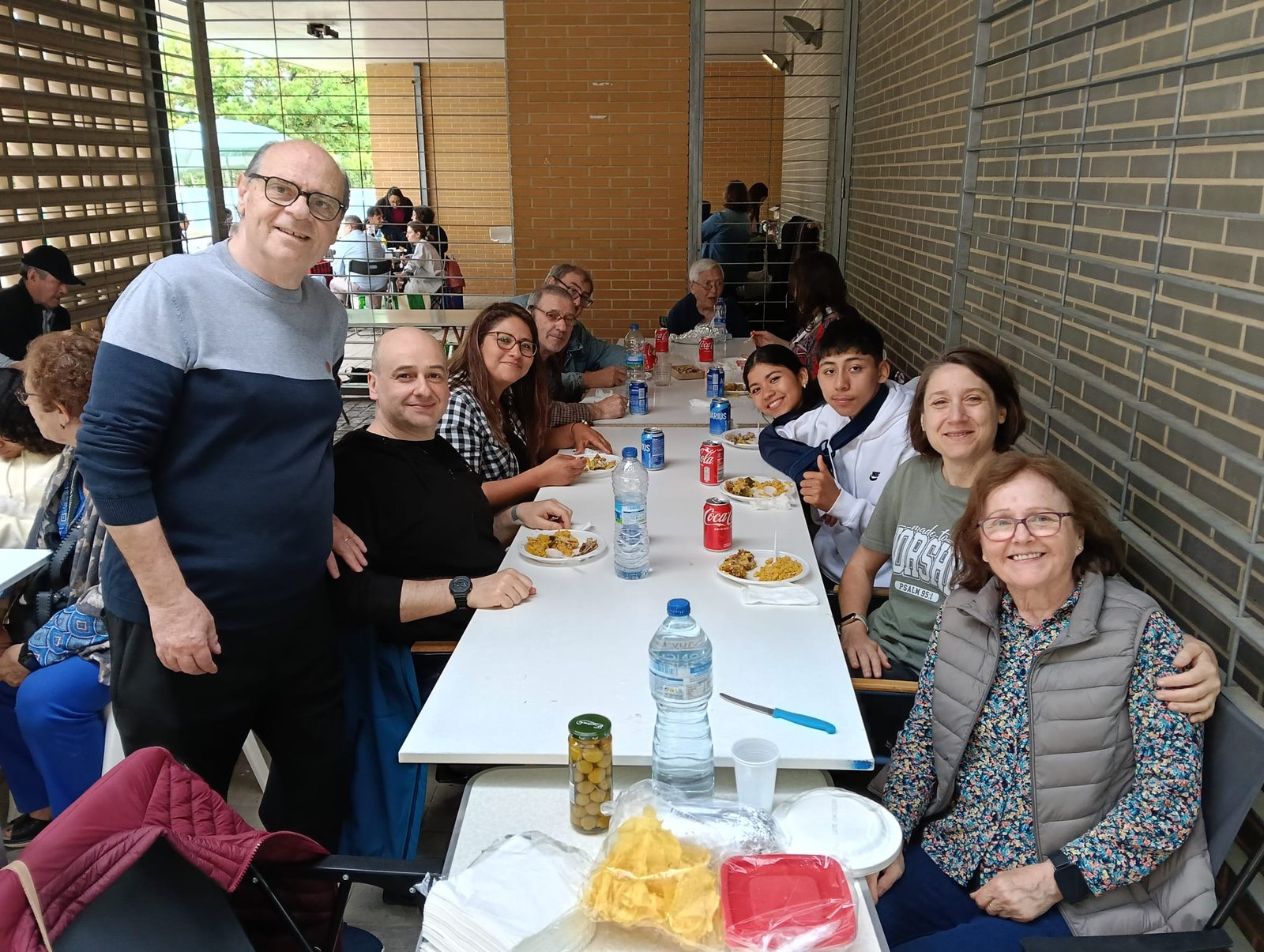 Familias y amigos compartiendo una comida comunitaria