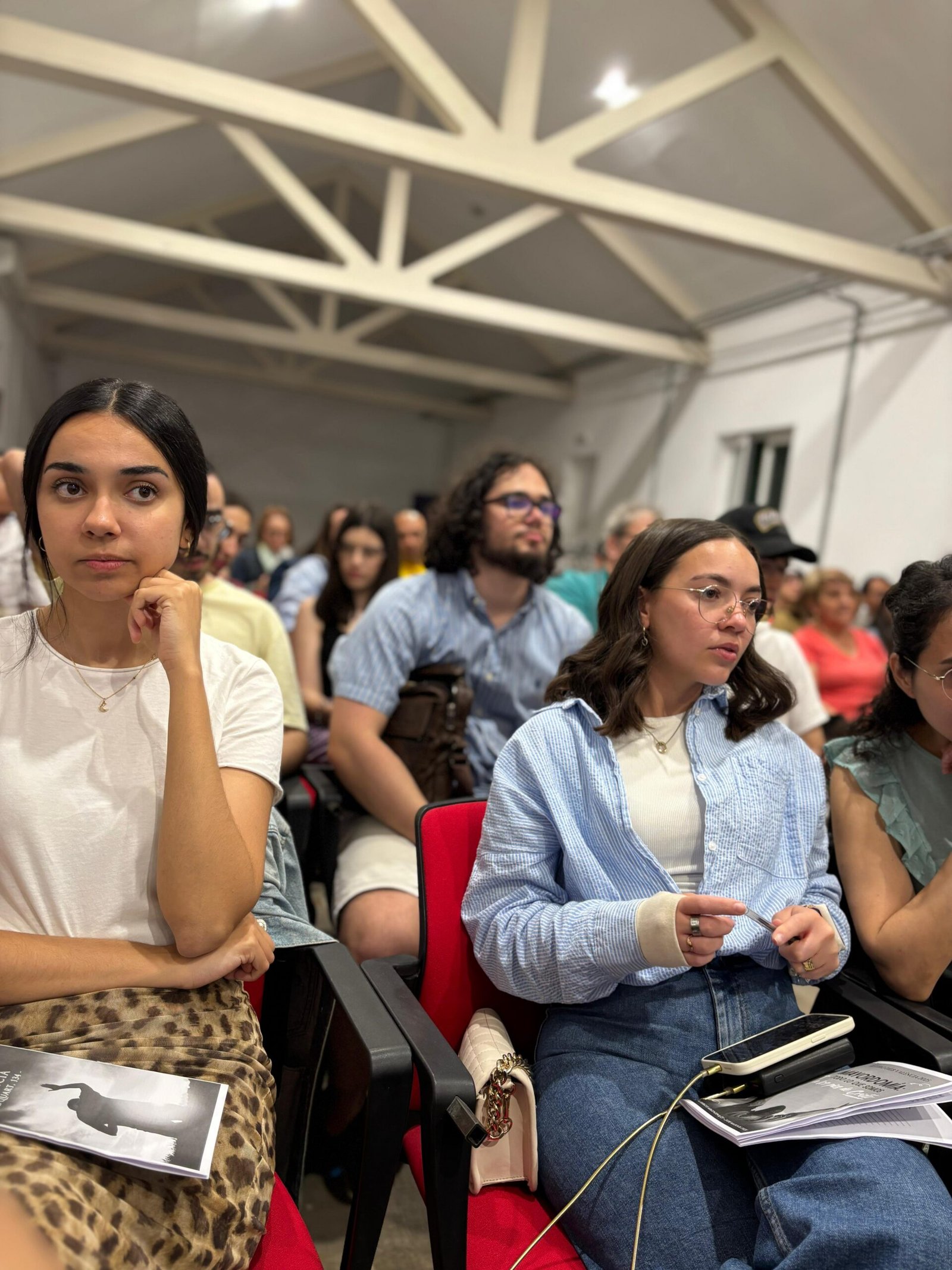 Adolescentes y jóvenes participando en una actividad de la iglesia