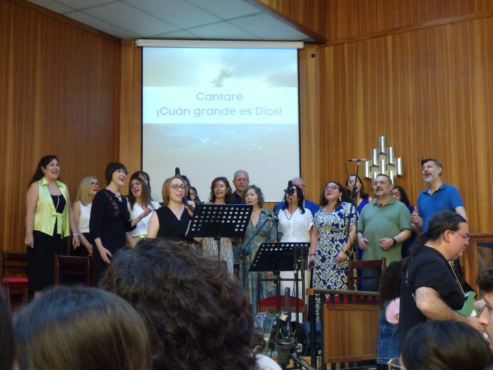 Grupo de alabanza durante un culto