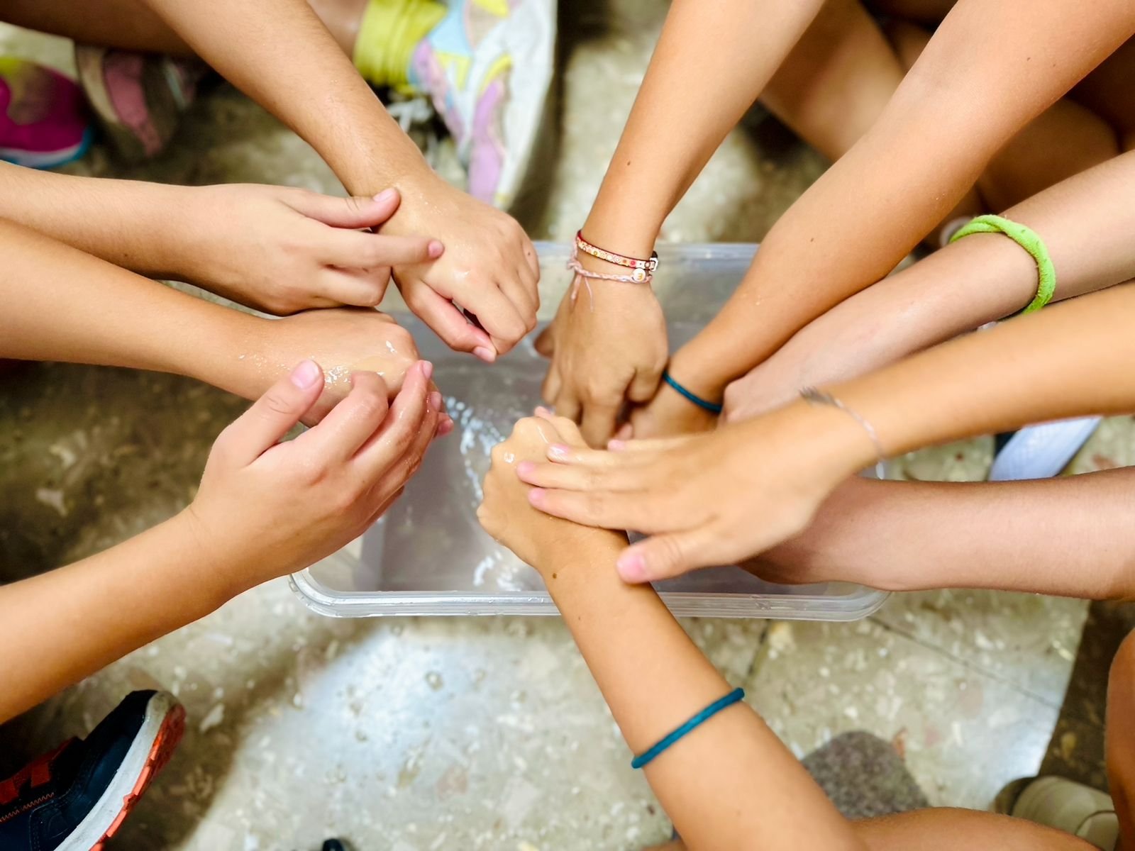 Manos de niños reunidas durante una actividad educativa de la iglesia