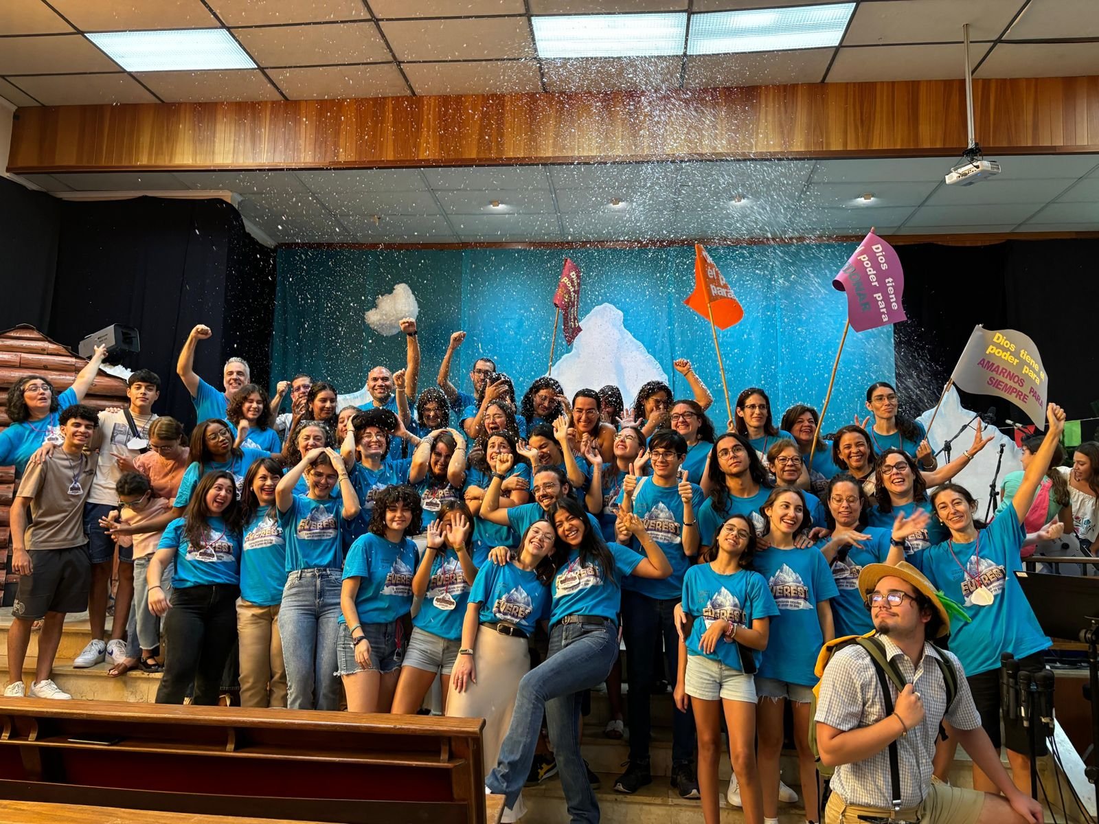 Grupo intergeneracional de la iglesia durante una actividad reciente