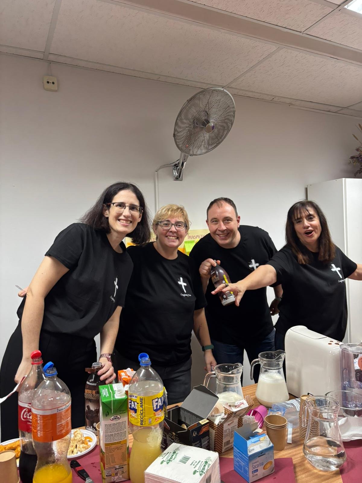 Equipo de fraternidad preparando bebidas para una actividad de la iglesia