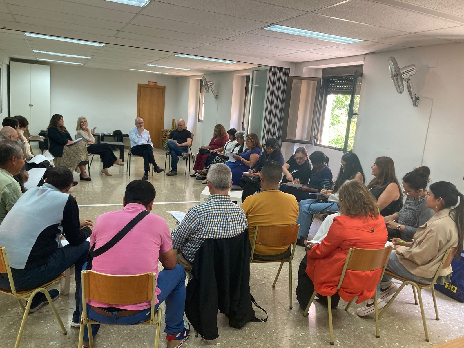 Grupo de personas participando en un encuentro de integración de la iglesia