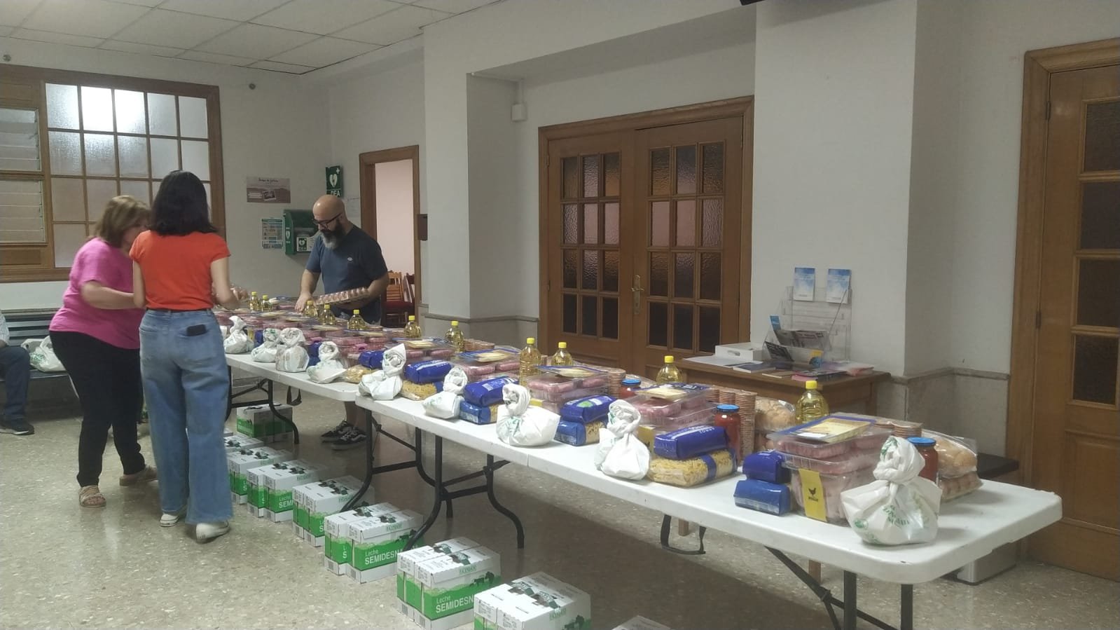 Equipo preparando lotes de alimentos para la obra social de la iglesia